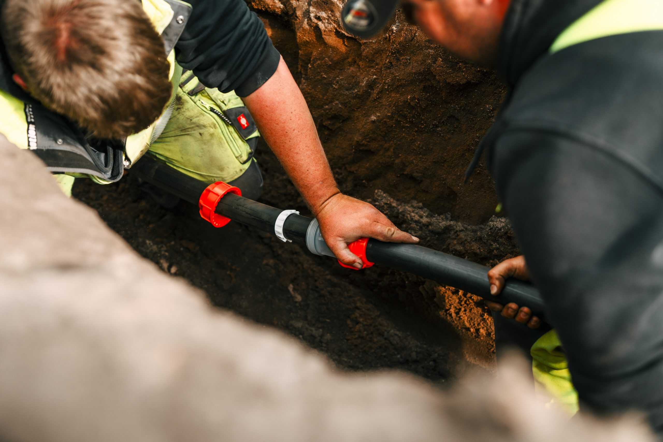 Rohrleitungsinstallationen beim Tiefbau, Nuklearschweißen, Baustellenservice.