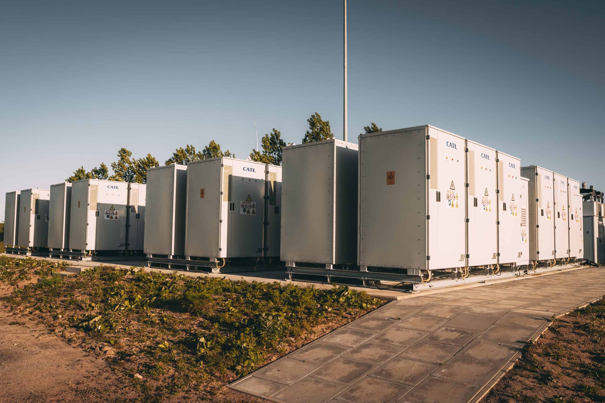 Edelstahl-Transformatorenstation im Outdoor-Betrieb bei Sonnenuntergang.