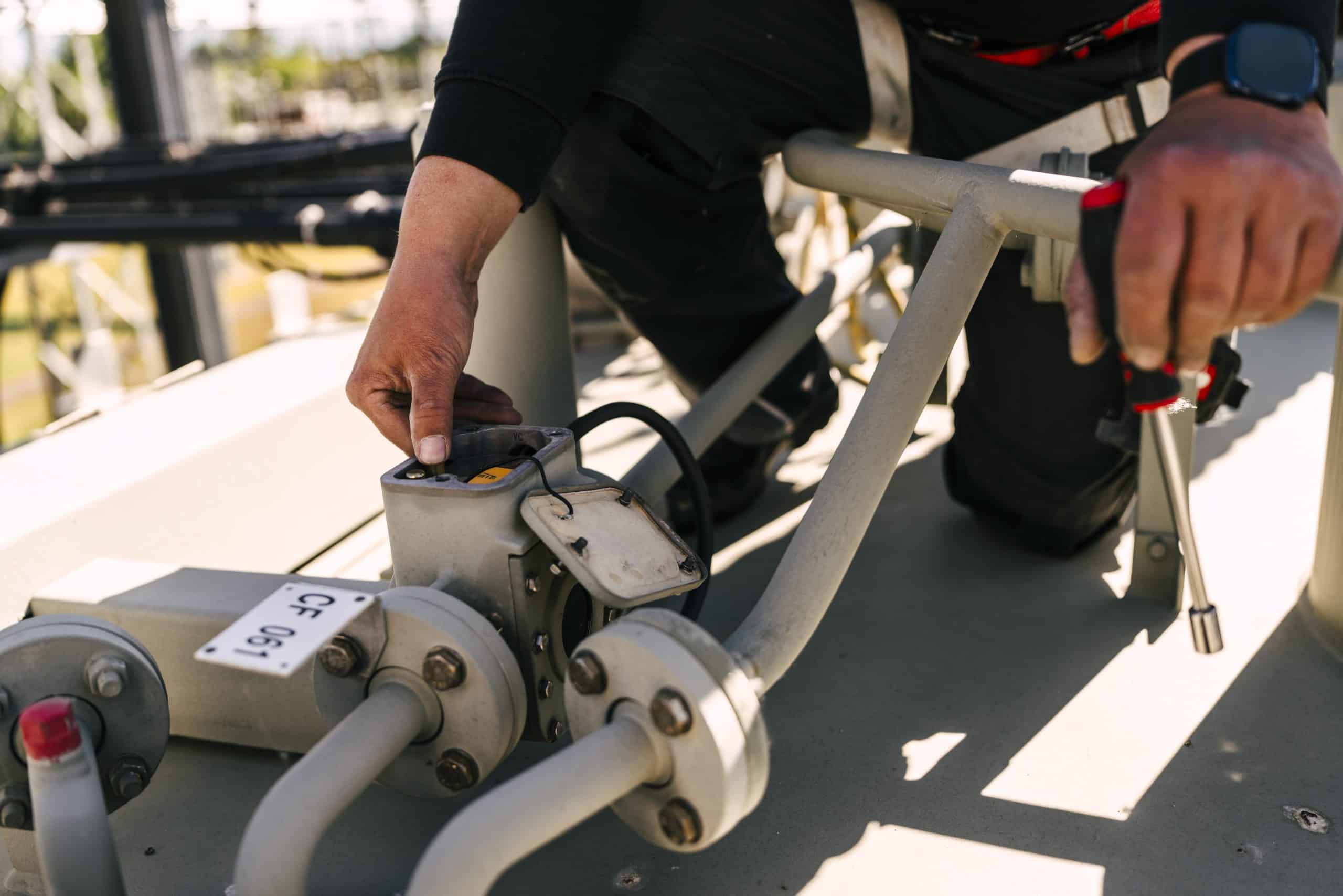 Präzise technische Wartung an Industrieausrüstung bei ABE-Gruppe.