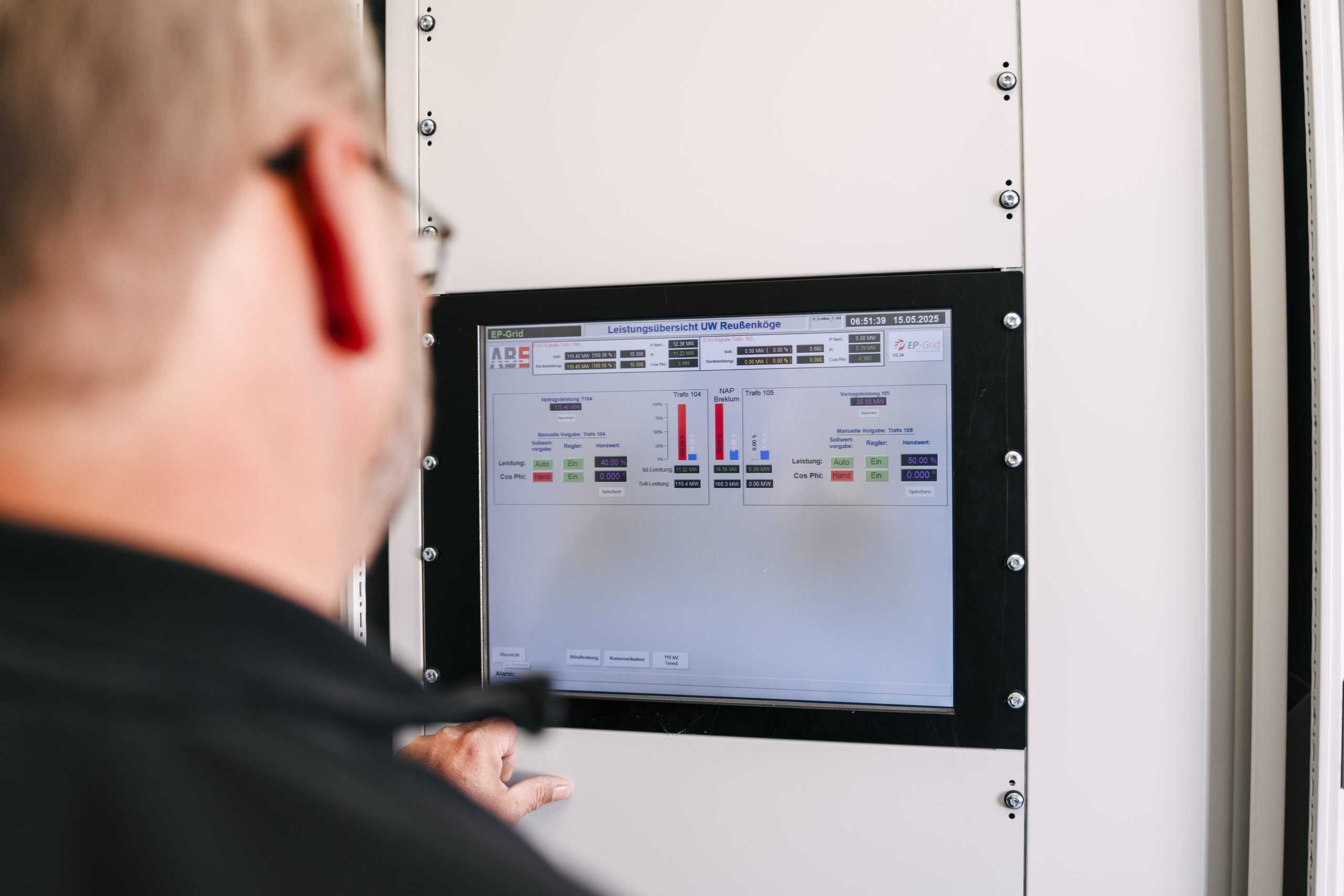 Überwachungsbild eines Mitarbeiters bei der Steuerung eines Energiemanagement-Systems in einer technischen Anlage.