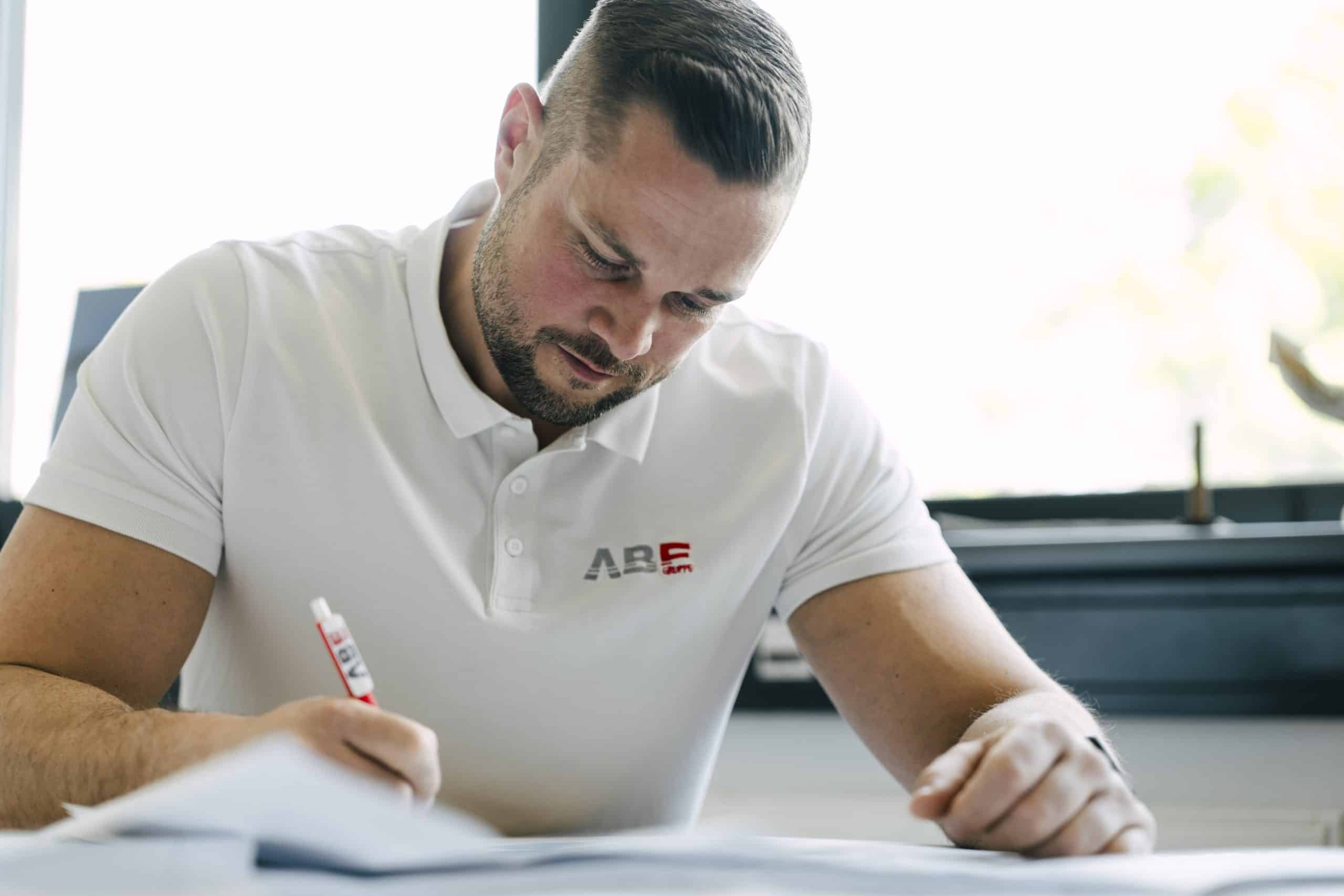 Innovativer Handwerksbetrieb bei der Arbeit in modernen Büroräumen, Fokus auf Qualität.