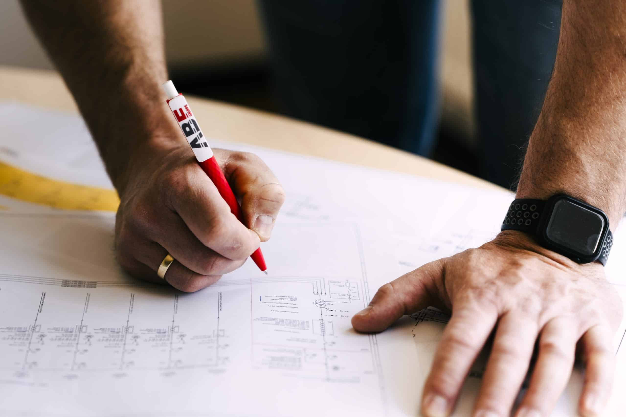 Entwicklungsplanung bei ABE-Gruppe, technische Planung und Schaltplanerstellung.