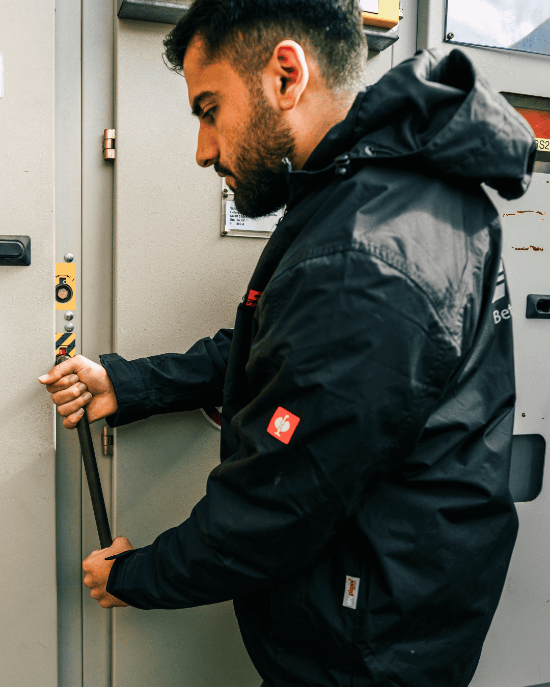 Hochdruckreiniger bei Wartungsarbeiten auf einer Industrieanlage.